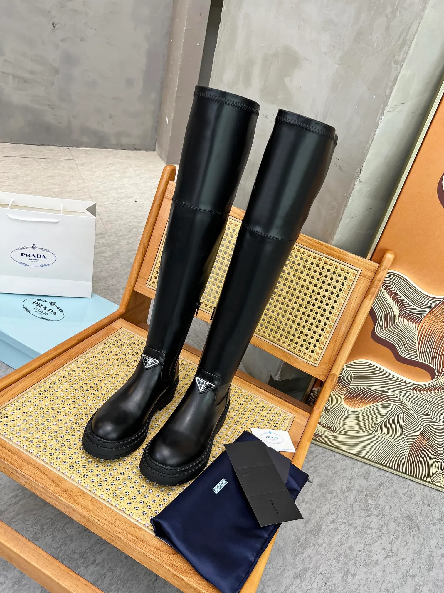 👟👟Ex-factory price 640👟👟 PRADA's top version of platform platform thick-soled pocket triangle logo. The original version is 1:1 customized and has been used by many Internet celebrities. This shoe has injection molded triangular letter luogo technology, which is very popular this year. Stretch boots can be worn for both leisure and sports... ❶Material: Customized cowhide ➕Boot elastic Pu. Injection-molded triangle logo ❷Inner lining: customized sheepskin ❹Outsole: original molded rubber outsole ❺Sole thickness: 4.5cm ❻Size: Women's 35-41.